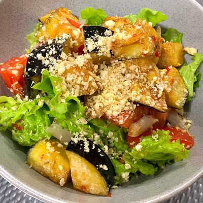 Салат с хрустящими баклажанамив Plates Kitchen по цене 520 ₽