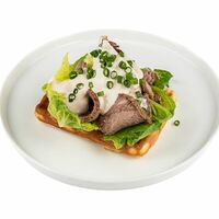 Вафли с говядиной и соусом тоннато в Ромбаба