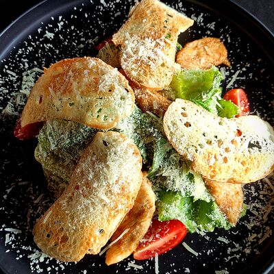 Салат Цезарь с курицей в Rollup по цене 540 ₽