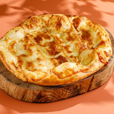 Хачапури с копченым сыром сулугуни в Двор Помидор по цене 600