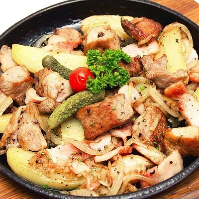 Мясная сковорода в Люкс кафе по цене 480 ₽