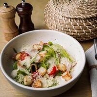 Цезарь с курицей в Рестобар