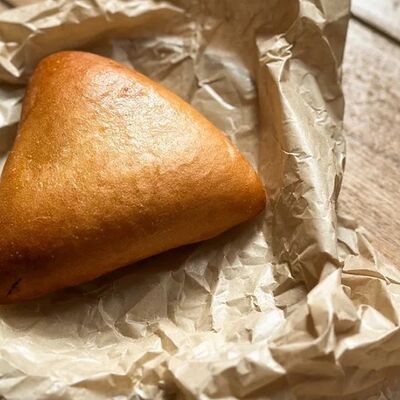 Пирожок с яйцом и луком в Легенда по цене 100 ₽