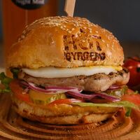 Бургер с куриной котлетой в Hot burgers