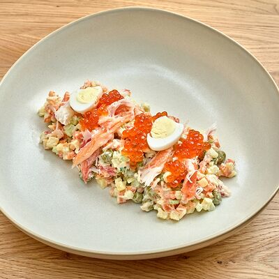 Оливье с крабом и красной икрой в Местные по цене 1590 ₽