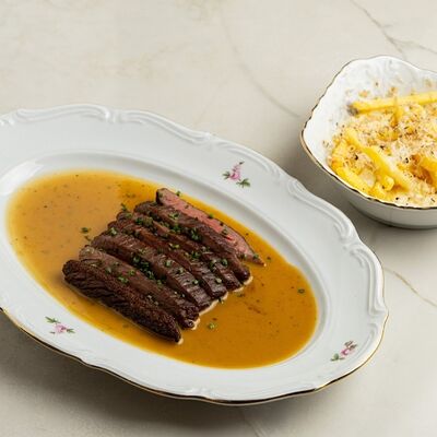 Фланк стейк качо-э-пепе с картофелем фри в Nomad по цене 2580 ₽