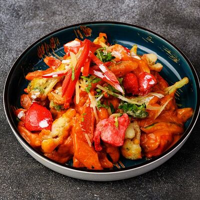 Курица с овощами в сливочно-томатном соусе в Sushi & More по цене 460 ₽