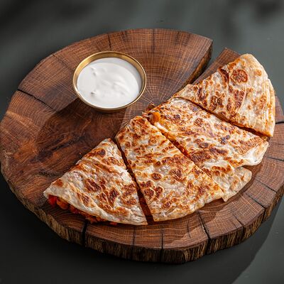 Кесадилья на лепешке роти парата в Green Pub по цене 805 ₽