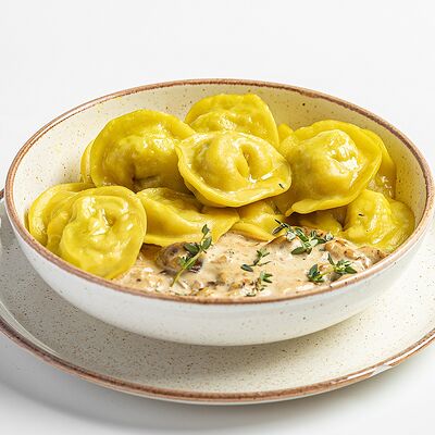 Пельмени с индейкой со сливочно-грибным соусом в Kitchen по цене 590