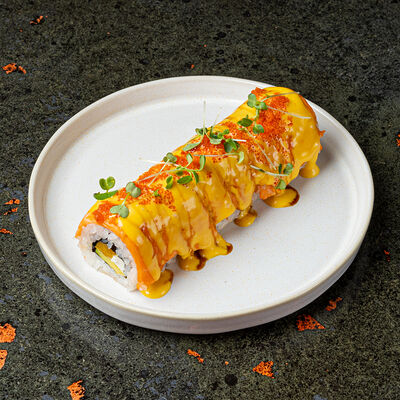 Ролл запеченный лосось и манго в Sumo Izakaya по цене 980 ₽