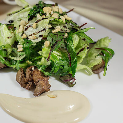 Салат с теплой куриной печенью в Il Mio по цене 570 ₽