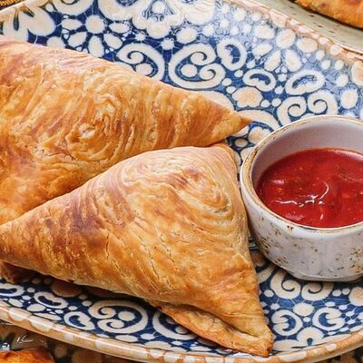 Самса из говядины в Кишмиш Oйla по цене 315 ₽