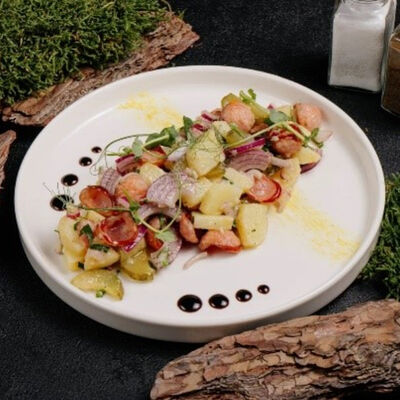 Теплый салат с баварскими колбасками в Реконструкция по цене 360 ₽