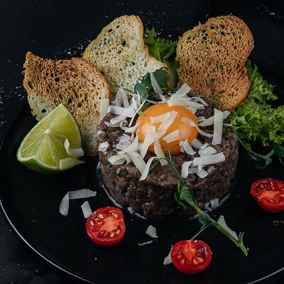 Тартар из говядины в ALEX ROYAL RESTAURANT по цене 560 ₽