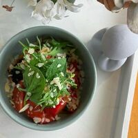 Салат с хрустящими баклажанами и спелыми томатами в Poke&Bowl