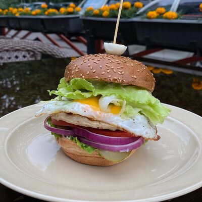 Бургер Цезарь Курица в ШашлыкоFF по цене 3979 ₸