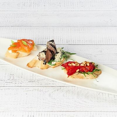Мини брускетты с печеным перцем, форелью и ростбифом в АндерСон по цене 760 ₽