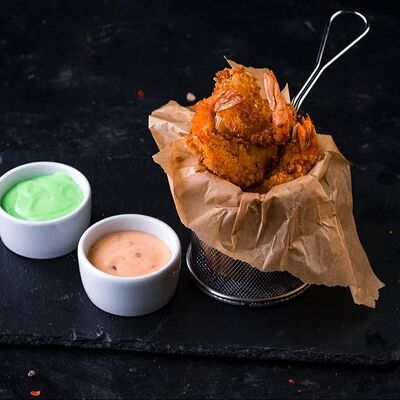 Хрустящие креветки с двумя соусами в Catch по цене 30 р.