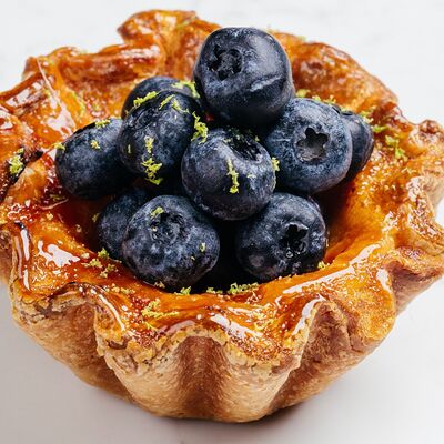 Слоёная корзинка с кремом и ягодой в Hello Wine по цене 430 ₽