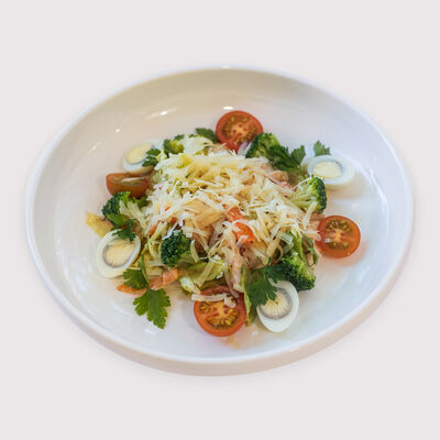 Салат с курицей и брокколи в Самое популярное кафе по цене 240