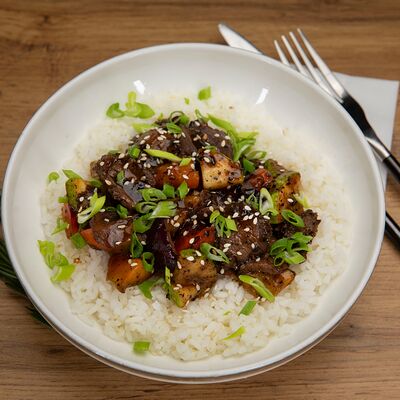 Говядина в соусе блек пеппер с рисом в Кофейня Чайка по цене 880 ₽