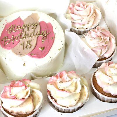 Бенто-торт и 5 капкейков с мазками и золотом в Кондитерский дом Медовый по цене 3450 ₽