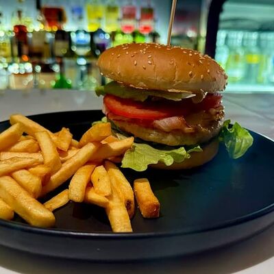 Бургер Kaif с курицей в Kaif Lounge по цене 750 ₽