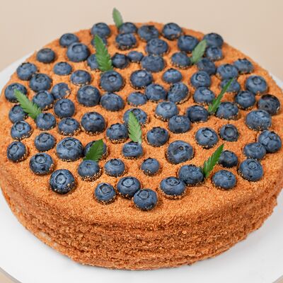 Медовик с голубикой в Особенный Наполеон Кондитерская по цене 1900