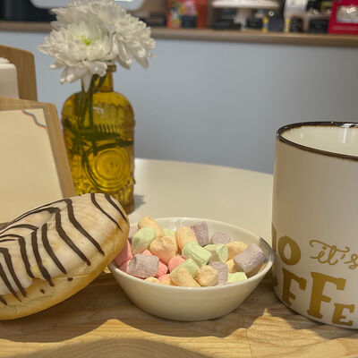 Какао с маршмеллоу и донатс нежный в The trish по цене 380 ₽