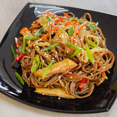 Соба с курицей в соусе терияки в Maiko Sushi Bar по цене 229 ₽