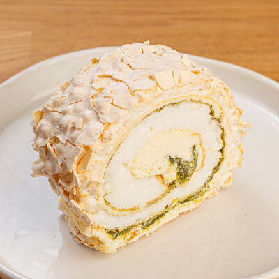 Меренговый рулет с белым шоколадом, грецким орехом и шпинатом в 9/18 бистро по цене 690 ₽