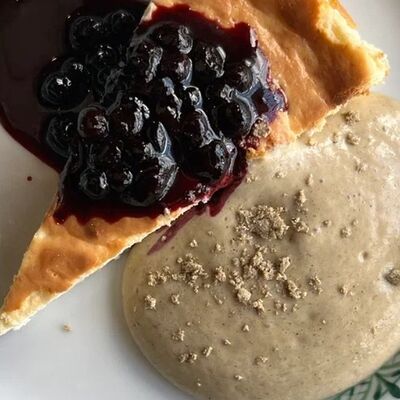 Творожная запеканка с муссом из халвы и черничным вареньем в Salva dor bistro по цене 370 ₽