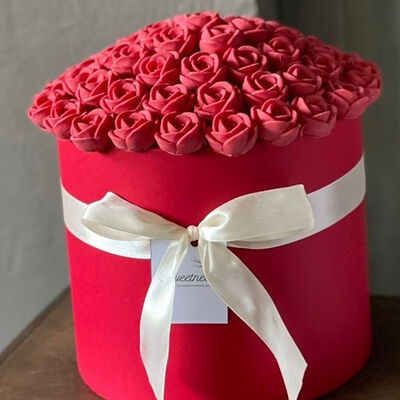 Шоколадные розы в шляпной коробке 55 роз в Sweetness по цене 2690