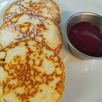 Оладушки с клубничным джемом в Вкусно как дома по цене 219 ₽