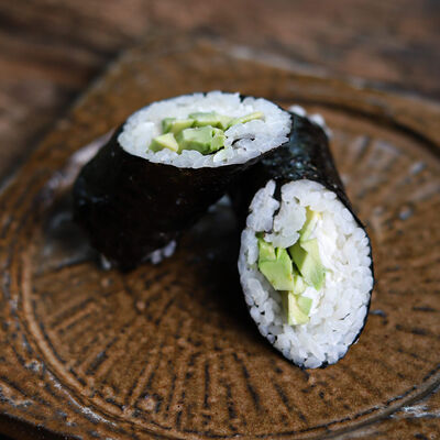 Хенд-ролл Авокадо, сливочный сыр и терияки в Zuka по цене 590 ₽