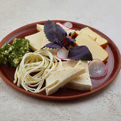 Ассорти кавказких сыров в Ели-Пили по цене 610 ₽