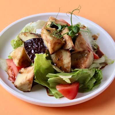 Теплый салат с баклажаном в Папи бар по цене 720 ₽