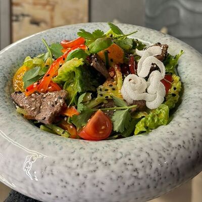 Салат с говядиной на манговой заправке в To mesto по цене 870 ₽