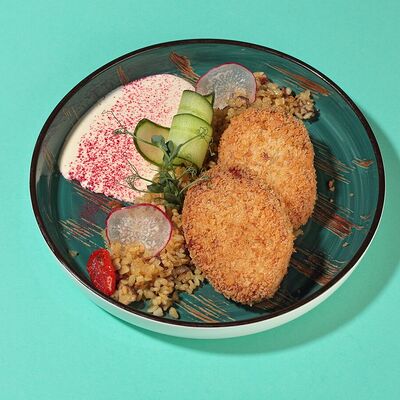 Котлетки из щуки с разваренной полбой, маслятами и соусом Бешамель в Kiss по цене 500