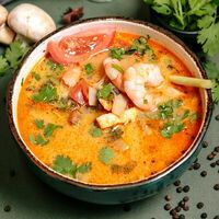 Том ям с креветкой, кальмарами и рисовой лапшой в Сет Сетыч