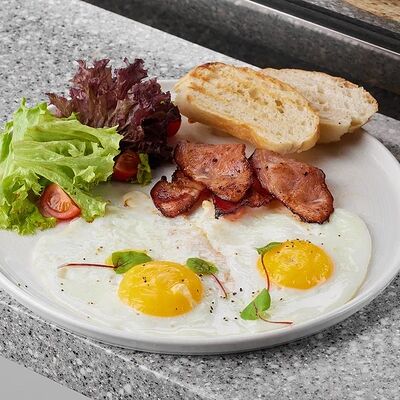 Глазунья с беконом в People по цене 420 ₽