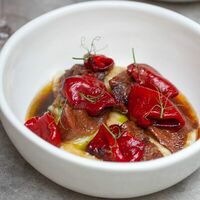 Язык говяжий с картофельным пюре и перцем пикильо в Cavina