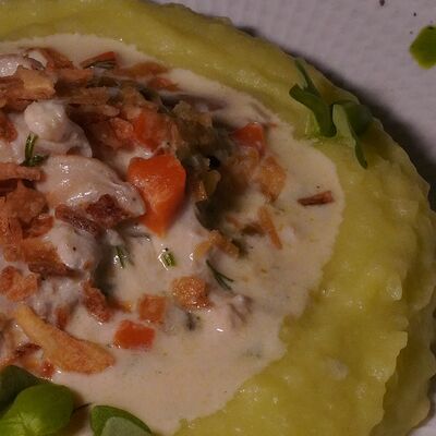 Кролик тушенный в сметане с пюрев Pur Pur по цене 900 ₽