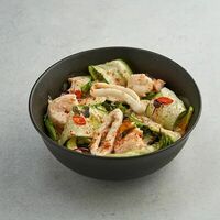 Зеленый салат с морепродуктами в Chang Express
