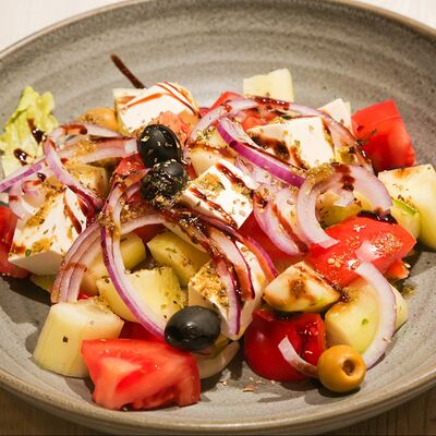 Салат греческий с битым огурцом в Троя по цене 440 ₽