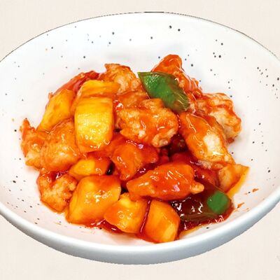 Кусочки куриного филе с ананасом в кисло-сладком соусе в Золотая панда по цене 1517 ₽