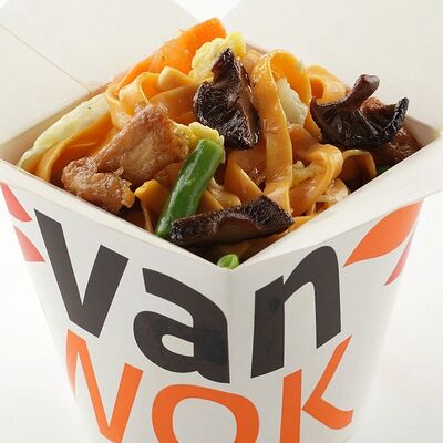 Удон с куриной грудкой и шиитаке в Vanwok по цене 526 ₽