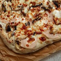 Пицца с ветчиной и грибами в Eezy One Pizza