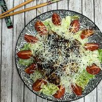 Салат Цезарь с креветкой в азиатском стиле в Sushi Favorite