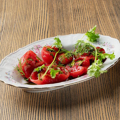 Малосольные томаты с травами в Онегин дача по цене 580 ₽